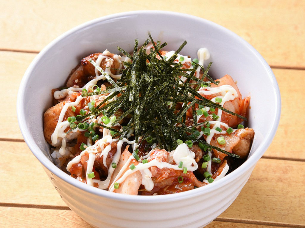 焼鳥がご飯を覆い隠すほどの大ボリューム。〆の一品『焼きとり丼』