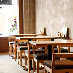 幅広い世代が、一緒に楽しみ串焼きを味わえる和モダンな空間