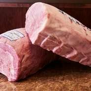 ステーキ用の肉として有名で、牛肉の中でも最高の肉質です。柔らかく甘みがあり、ジューシーな霜降り肉です。「サー」とはナイトという意味があるそうです。