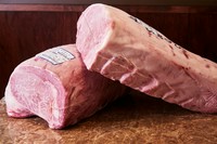 ステーキ用の肉として有名で、牛肉の中でも最高の肉質です。柔らかく甘みがあり、ジューシーな霜降り肉です。「サー」とはナイトという意味があるそうです。