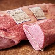 大きなヒレから、ほんのわずかしかとれない希少な最高級品質のお肉です。赤身なのに、フワッと口の中でとけてしまう様。9000円／100g～。