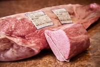 大きなヒレから、ほんのわずかしかとれない希少な最高級品質のお肉です。赤身なのに、フワッと口の中でとけてしまう様。9000円／100g～。