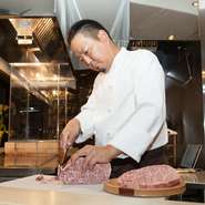 美味しく、綺麗な飾りつけは勿論、従業員全員が清潔感のある雰囲気を大切に、身だしなみにも気を付けています。また、より深く味わっていただけれる様に、一皿一皿、料理の説明を丁寧にさせていだいています。