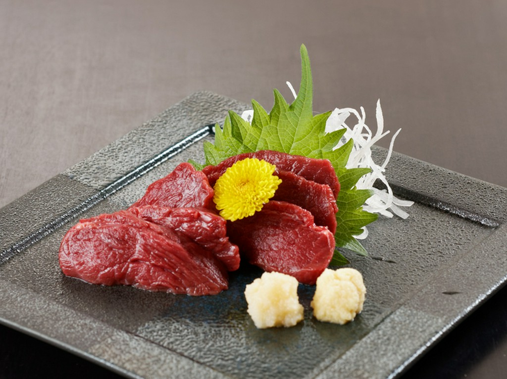 赤身肉の旨さを堪能できる『馬刺し』