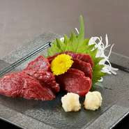 地元の肉屋から仕入れる馬肉は北海道産のもので、リーズナブルかつ新鮮なのが特徴です。『馬刺し』では赤身であるモモ肉を使うので、クセが少なく北海道産馬肉の旨みを堪能できます。醤油以外に特製味噌ダレも用意。