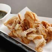 薄く下味をつけた鶏のモモ肉をパリッとジューシィに揚げました。カツオ出汁をベースに2種類の醤油とお酢でつくる、自家製ダレをかけて味わうのがポイントで、いくらでも食べられると非常に人気の一品です。
