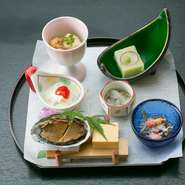 夜は完全予約制で完全個室なので、接待におすすめ。数寄屋造りの和空間はゆったり落ち着けます。『おまかせ会席』や『飲み放題』もあり、旬の料理とお酒を味わいながら、大事なビジネストークも弾みそうです。