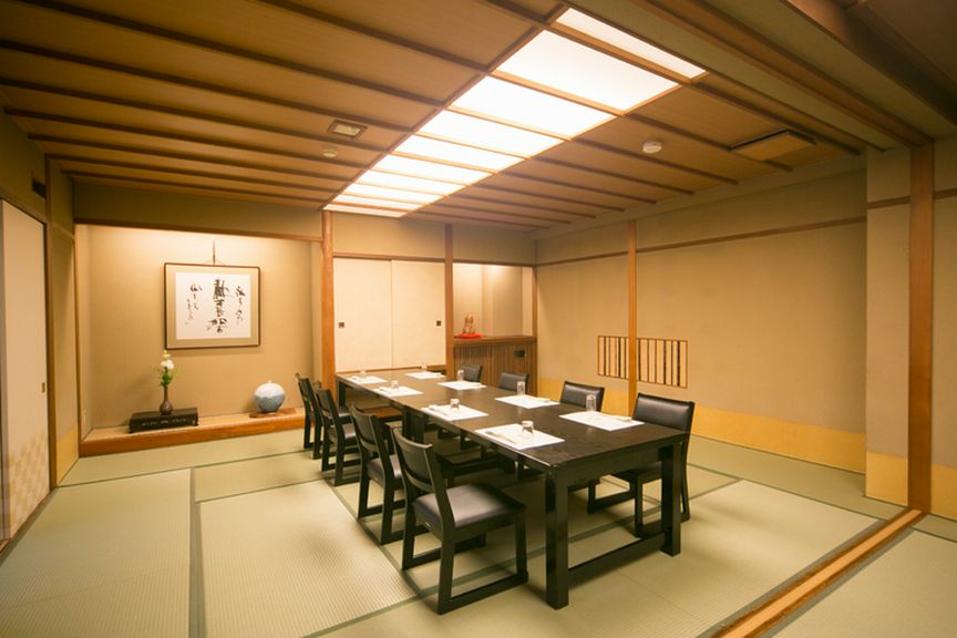 数寄屋造りの店内で、ゆったりと寛ぎながら海の恵みが楽しめる場