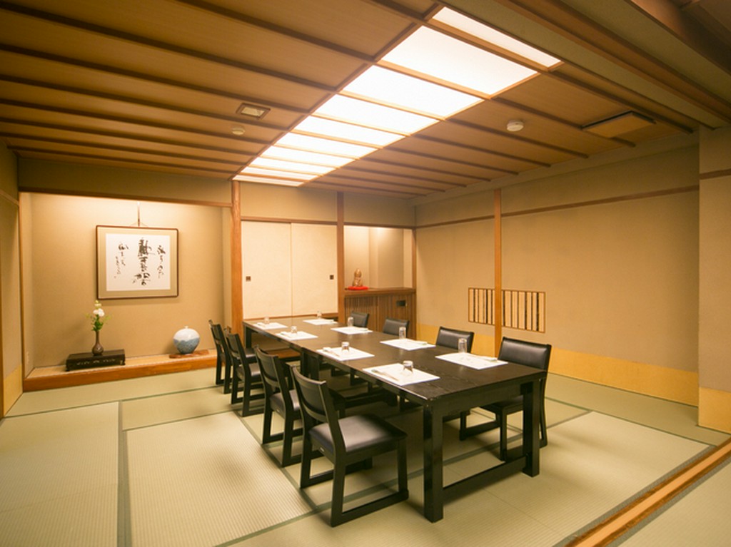 数寄屋造りの店内で、ゆったりと寛ぎながら海の恵みが楽しめる場