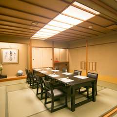 数寄屋造りの店内で、ゆったりと寛ぎながら海の恵みが楽しめる場