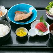 四季折々の鮮魚を中心とした磯料理は、お肉等に比べて脂肪分が少なめでヘルシー。厳選された素材本来の旨味を引き出した調理法で、素材の味を引き出す品の良い味付けは、体にも優しく健康的で、美味しく楽しめます。
