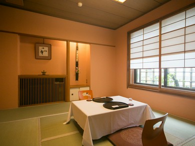 気兼ねなくゆったり寛ぎながら、美味しい料理とお酒を個室で堪能