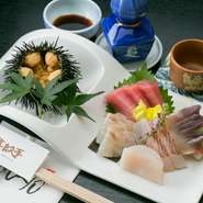 旬の食材は、1Fの鮮魚店「旭屋」の主人が目利きで厳選。確かな目で見極めた素材を使い、素材本来の旨味がしっかりと引き出された料理です。宮城の地酒を始め、日本酒との相性も抜群で、日本の良さを改めて感じます。