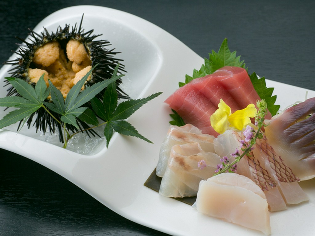 鮮魚店「旭屋」の主人が毎朝目利きで市場から仕入れ、鮮度抜群な海の幸が贅沢に彩る一皿『お造り』