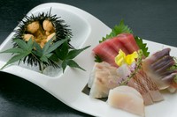 鮮魚店「旭屋」の主人が毎朝目利きで市場から仕入れ、鮮度抜群な海の幸が贅沢に彩る一皿『お造り』