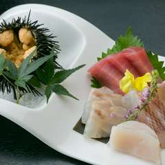 鮮魚店「旭屋」の主人が毎朝目利きで市場から仕入れ、鮮度抜群な海の幸が贅沢に彩る一皿『お造り』