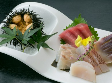 鮮魚店「旭屋」の主人が毎朝目利きで市場から仕入れ、鮮度抜群な海の幸が贅沢に彩る一皿『お造り』