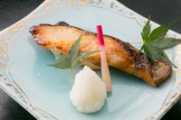 昭和5年創業以来の伝統の味付け。旨味を閉じ込め、ほどよい甘味と磯の味が贅沢に味わえる『銀たら焼』