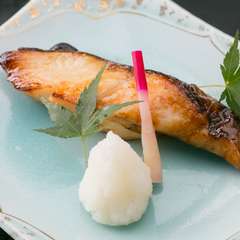 昭和5年創業以来の伝統の味付け。旨味を閉じ込め、ほどよい甘味と磯の味が贅沢に味わえる『銀たら焼』