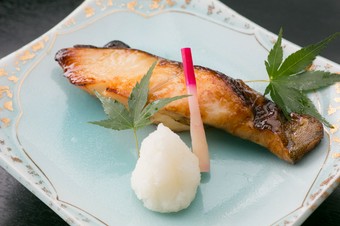 昭和5年創業以来の伝統の味付け。旨味を閉じ込め、ほどよい甘味と磯の味が贅沢に味わえる『銀たら焼』