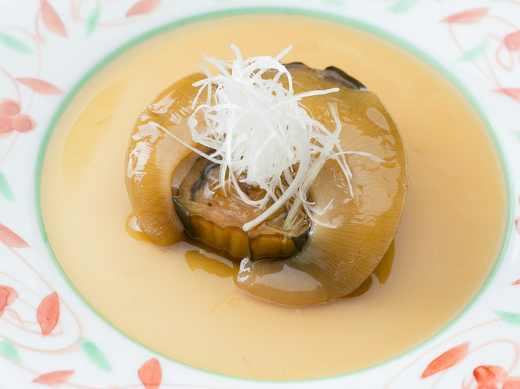 長年の経験を元にこだわり抜いた、自慢の逸品『ふかひれの姿煮』