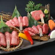 【牛匠　仁や】では、熟成に最適なA3ランクの雌の黒毛和牛を一頭買い。温度、湿度、風を徹底的に管理した冷蔵庫で45日間吊し、熟成させています。それによってアミノ酸が出て旨みが増すほか、柔らかい肉質に。