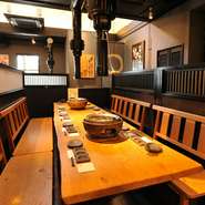 店には大人数で座れる席も用意されているため、会社の宴会や仲間との飲み会にも重宝します。周囲の目が気にならない、ついたてがあるのもうれしいところ。みんなで豪快に肉をほおばれば、宴は一層盛り上がります。