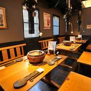 こちらの店のタレ皿や取り皿、七輪を囲う器は「フィールド土香」という工房で一つひとつ丁寧に手作りされたものを使用しています。細部にこだわった演出は、料理をさらにおいしくしてくれます。				