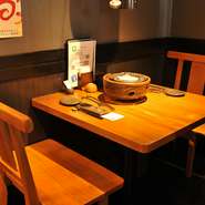 4名以上の利用であれば、飲み放題がお得。90分1500円で、ハイボールやビール、ワイン、マッコリといったアルコールのほか、オレンジジュースやノンアルコールカクテルなど30種類以上の飲み物が楽しめます。				