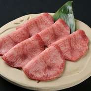 タン元は『特選芯タン』、タンの中程は『牛タン』、タン先は『ネギタン』と、【仁や】ではタンを丸々食べられるメニューを用意。それぞれ違った味や歯ごたえが楽しめるので人気です。（写真は『牛タン』）