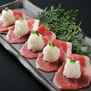 前バラとは肩の肉で、ロースより刺しが入っていて脂が多いのが特徴。その前バラにポン酢を加えた大根おろしを乗せ、片面だけ焼いてお召し上がりいただきます。さっぱりした大根と、脂のコントラストは格別です。