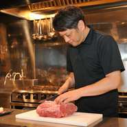 肉は部位によって焼き方が異なります。ホール担当はそれをお客さまにアドバイスしますが、私たち料理人も店内に出たときは「ロースはミディアムレアがお薦めです」など、おいしい焼き方を積極的にお伝えしています。