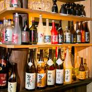 酒処・栃木が誇る日本酒を選りすぐり。甘口～辛口、純米～大吟醸まで様々な味を楽しめます。なかでも、地元の名蔵元・宇都宮酒造が醸す「四季桜」、芳賀郡の清流が生む「惣誉（そうほまれ）」などがおすすめ。