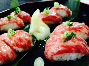 A5極上肉をサッと炙り、とろける旨さに『とちぎ和牛 牛寿司』