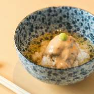 その時に一番おいしい季節の食材を店主が見極め、お客様の好みに合わせた料理を提供。こだわりぬいた調理法が旬の味をさらにひきたて、食べるごとに季節の風景が目に浮かびます。春夏秋冬、訪れたくなるお店です。