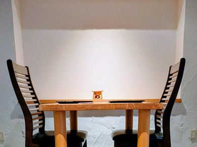 二人の会話も自然と弾む、カジュアルな雰囲気が魅力