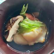お料理構成の半分以上に本枯節をカンナで削りおだしにした体に優しいお料理を目指しおつくり致しております。日本料理の香りを感じていただけたら幸いでございます。