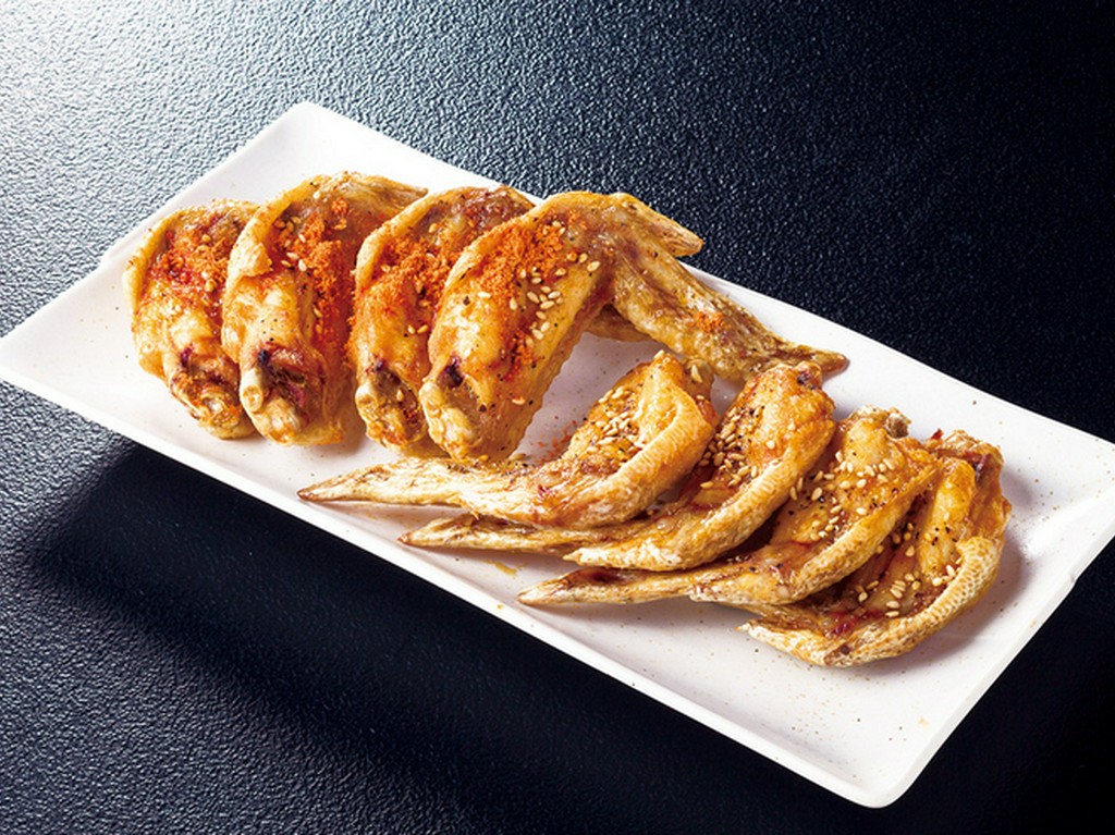 名古屋名物の『手羽先唐揚げ』は、手づかみで豪快にかぶりつく
