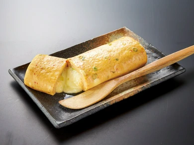 とろ～りチーズが食欲を刺激する。焼き立て『赤から玉子焼きチーズ』