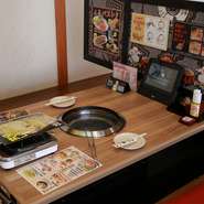 グループ内で好みが分かれても大丈夫。焼肉は備え付けの焼き台、鍋はコンロにかけて同時に楽しめます。看板メニューの名古屋名物『赤から鍋』は辛さを11段階から選べるので、好みの味わいで堪能してください。