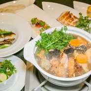 モダンな空間の店内で結婚式の二次会やパーティーなどにも利用可能。随所に新しい“秋田”を散りばめている料理・日本酒を楽しんでいただけます。人数・予算等気軽に相談ください。