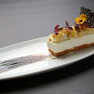 モルタルを基調とした和モダンな空間です。秋田の老舗蔵元『新政』で50年以上、日本酒を搾るために使用していた槽をリメイクした立飲みテーブルなど内装にもこだわりが。見た目もおしゃれなメニューに心も踊ります。