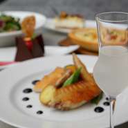 色鮮やかな旬野菜が器を賑わし、懐かしくも新しい料理に舌鼓し、ココにしかない限定日本酒で乾杯。食の感度の高い女子も唸る秋田キュイジーヌレストランです。