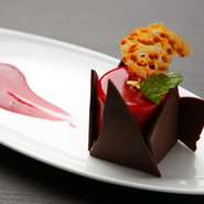 大切な人をもてなす記念日や誕生日には、高級感と重厚感のあるスイーツで祝福。一段と喜ぶ顔がみられるはずです。