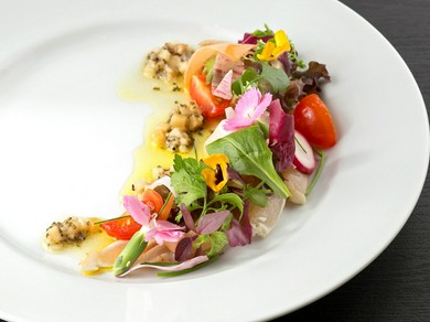 胸肉のカルパッチョ　畑のキャビアソース