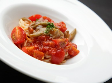 稲庭うどんカッペリーニ　じゅん菜とトマトソース