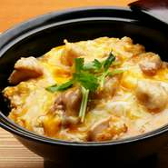 肉、卵、出汁、全て比内地鶏を使用したあべやの看板メニュー!