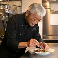 当店では日本酒のソムリエが料理と合わせた美味しい日本酒の飲み方をご提案。ソムリエ自らが蔵元に赴き、生産者の顔が分かるお酒のみを仕入れています。