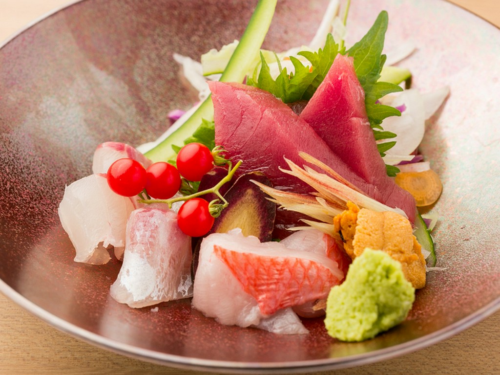 築地市場で直接仕入れる様々な産地の『お刺身盛合せ』