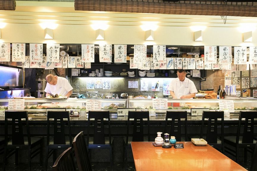 目の前で板前が調理する、活気あるカウンター席